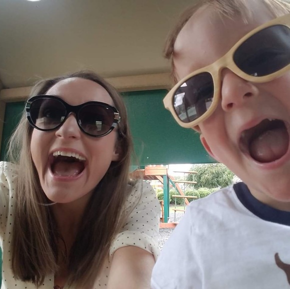 Meet your Posher, Gwendolyn - Picture 2 of 2